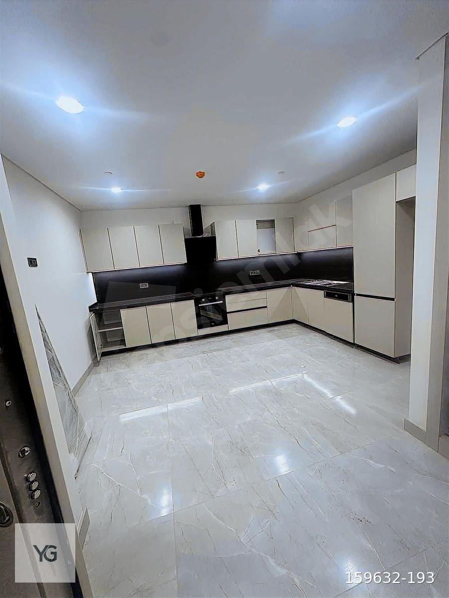 KREDİYE UYGUN SATILIK BAHÇELİ BÜYÜK 2+1 ATAŞEHİR MODERN SİTESİ