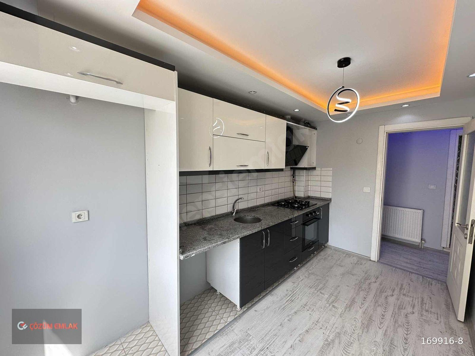 ÇÖZÜM EMLAK'TAN MURADİYE'DE İSTASYON CİVARI 2+1 K.MUTFAK DAİRE