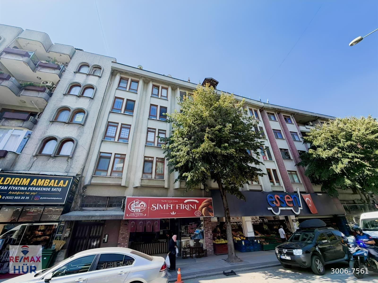 REMAX HÜR'DEN YENİ CAMİ'DE 3+1 130 M2 SATILIK DAİRE EŞYALI