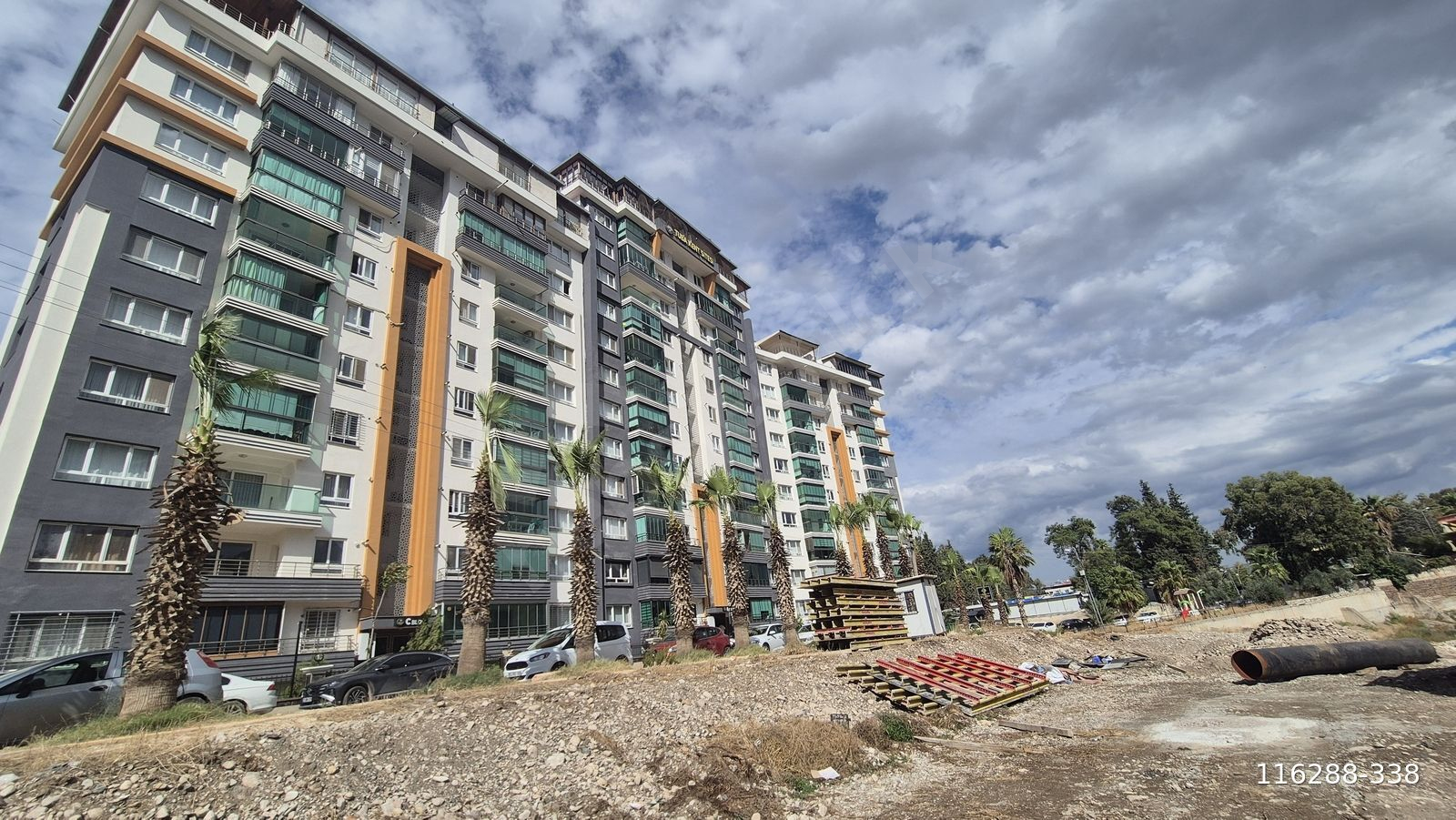 BAHÇELİ EVLER DERE TUBA EVLERİ 3.KAT 190 M2 DAİRE SATILIKTIR.