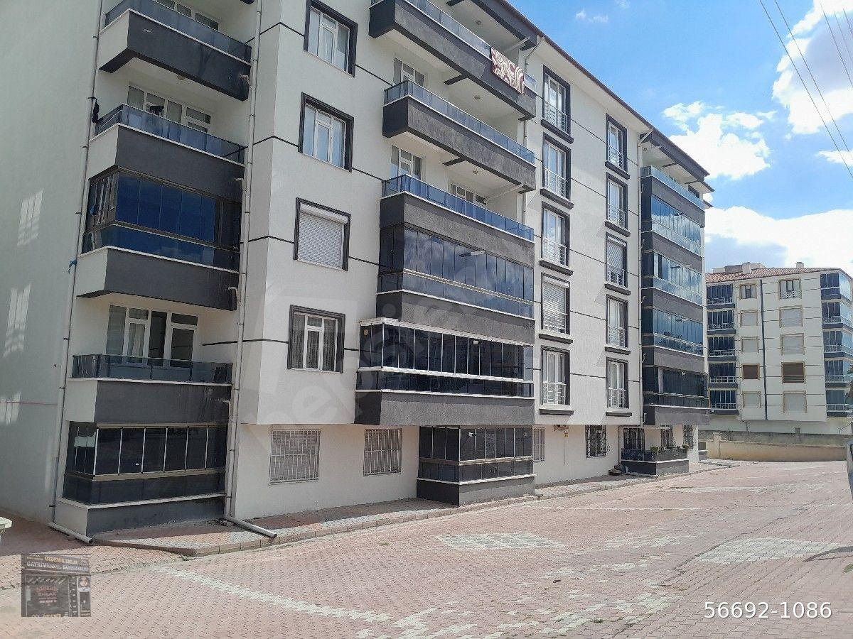 ÖZDEMİR EMLAKTAN SATILIK ASFALTA CEPHELİ ZEMİN KAT 3+1 DAİRE