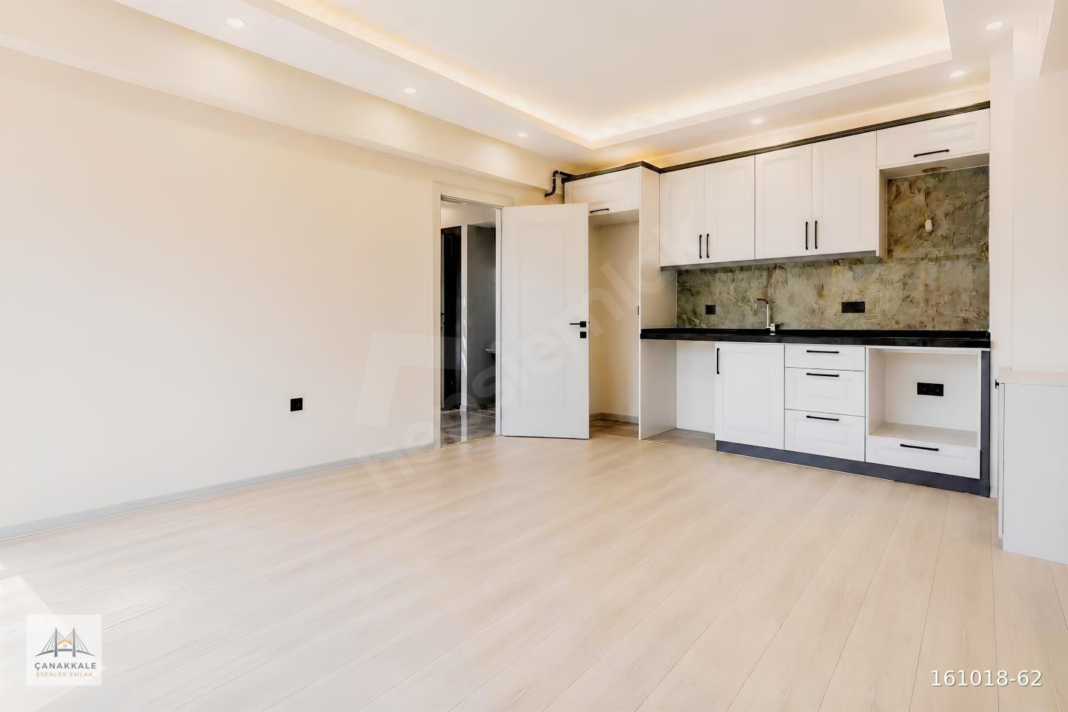 ÇANAKKALE CADDE ÜZERİNDE GENİŞ BALKONLU 1+1 SATILIK DAİRE