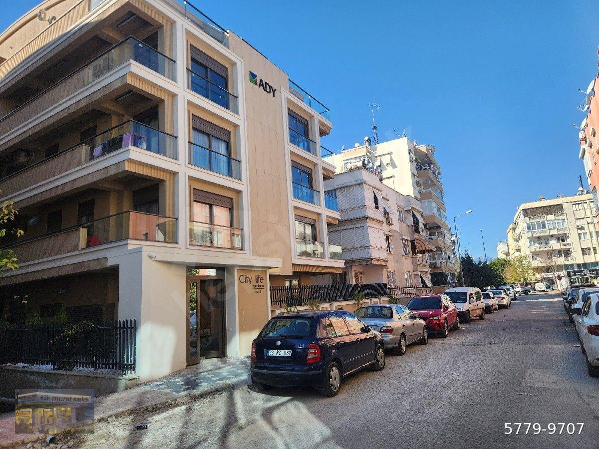 ZERDALİLİKDE SIFIR 3 KATLI BİNANIN BAHÇE KATI 1+1 KAPALI GARAJLI