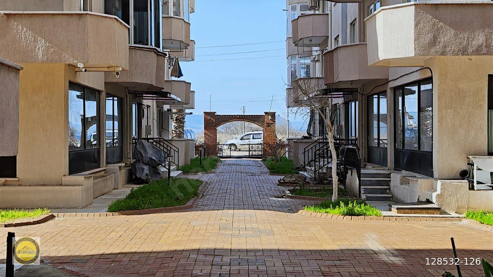 Lapseki'nin Nezih Bölgesinde 110m² Net Site İçerisinde 3+1 Daire