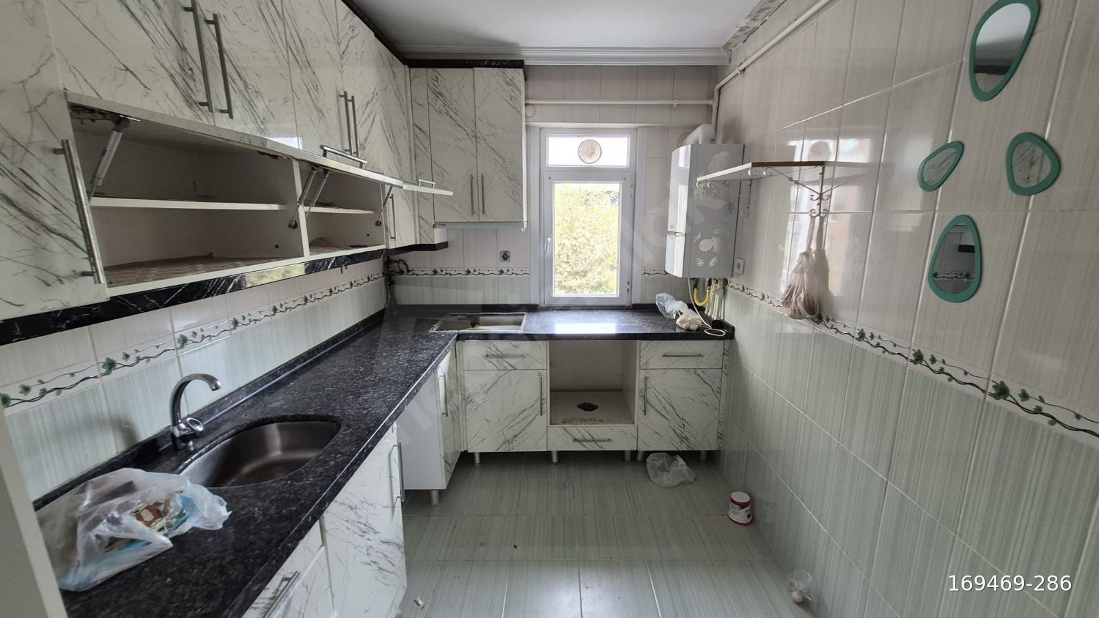 DEMİRKAPI MAH'de 3+1 125 m2 3.KAT OKULLARA METROYA YAKIN KONUMDA
