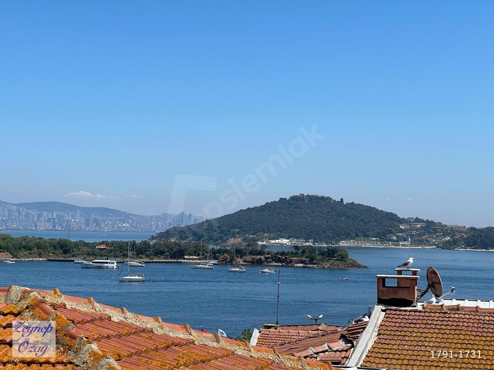 Burgazada'da Satılık Deniz Manzaralı, Balkonlu Daire