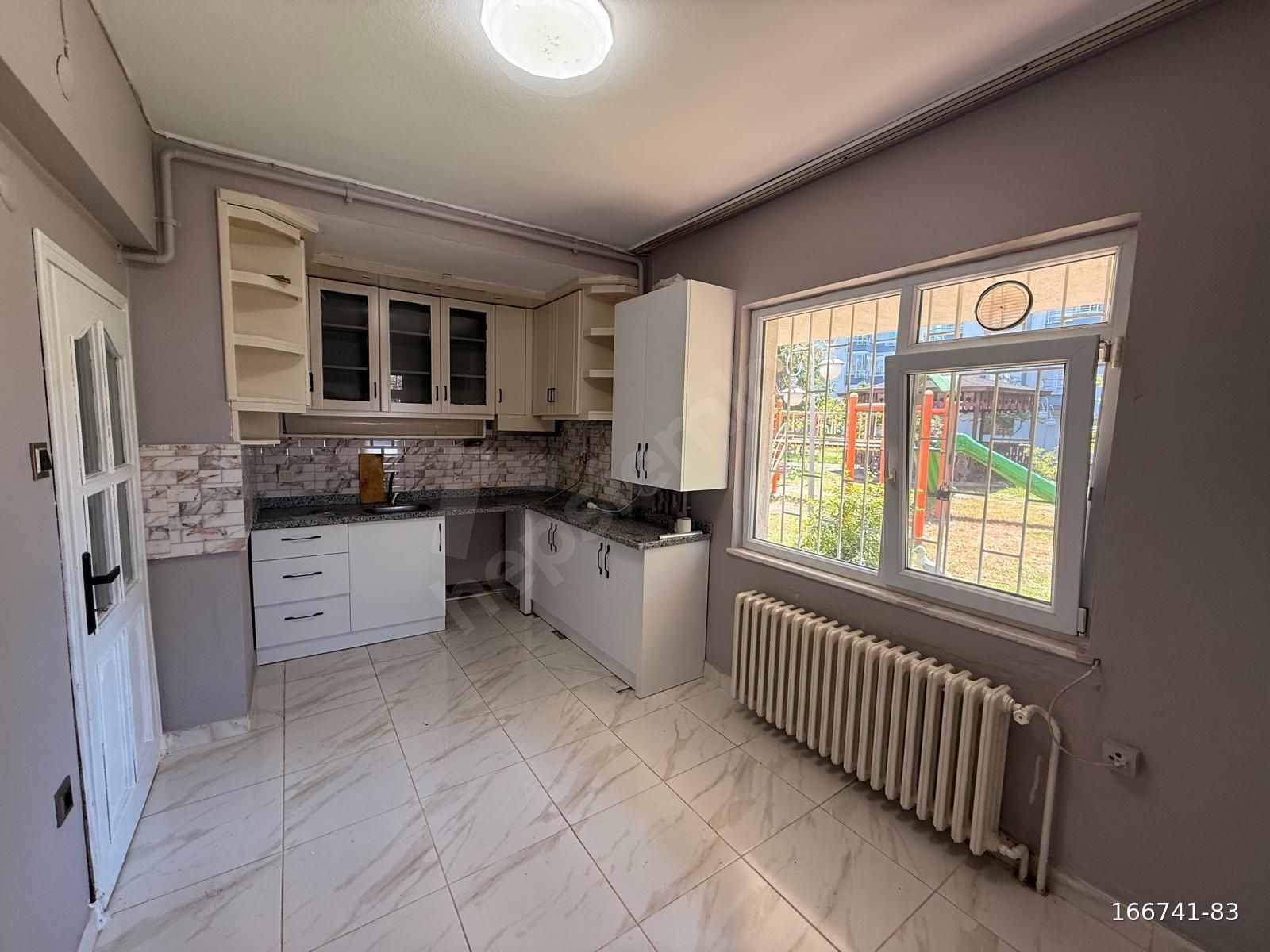 Şirinevler'de Mert sitesinde 2+1 ayrı mutfak kiralık daire