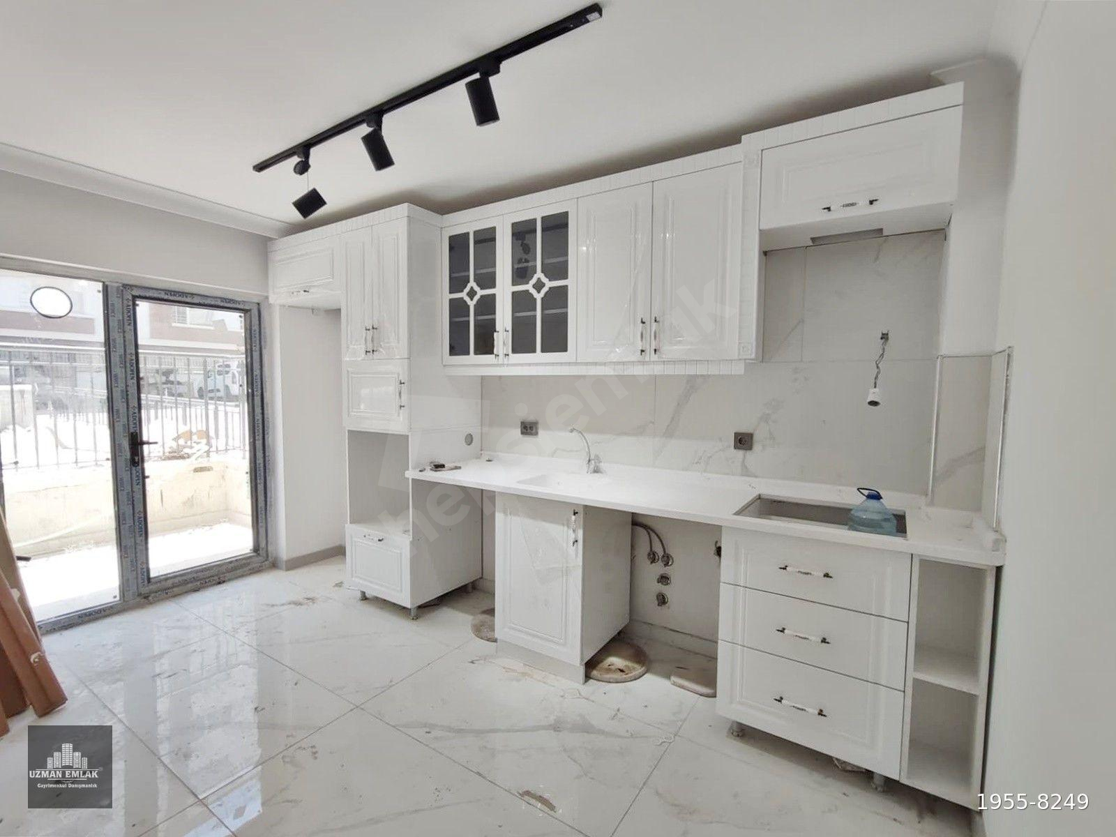 MUTLU MERKEZDE ÖN CEPHE FERAH VE KULLANIŞLI GİRİŞ KAT SIFIR 2+1