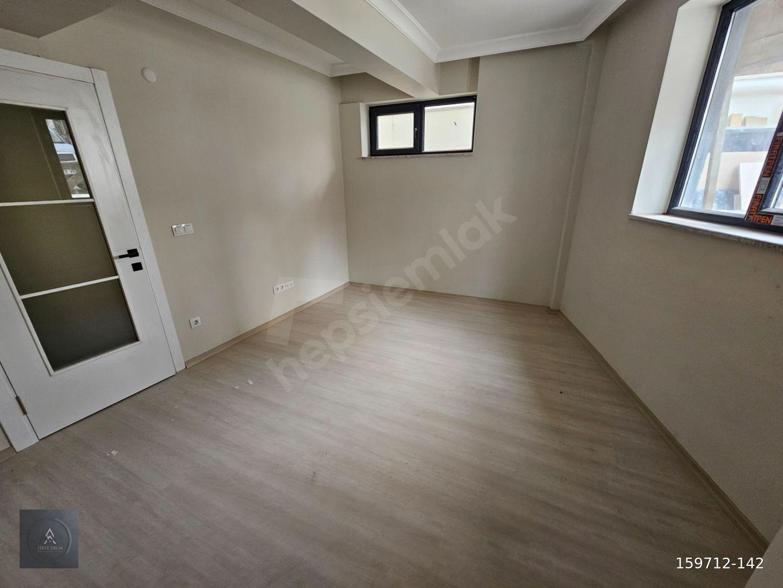 Zirve Emlak'tan Esatpaşa Merkezde Sıfır Binada Bahçe kat 1+1 Daire