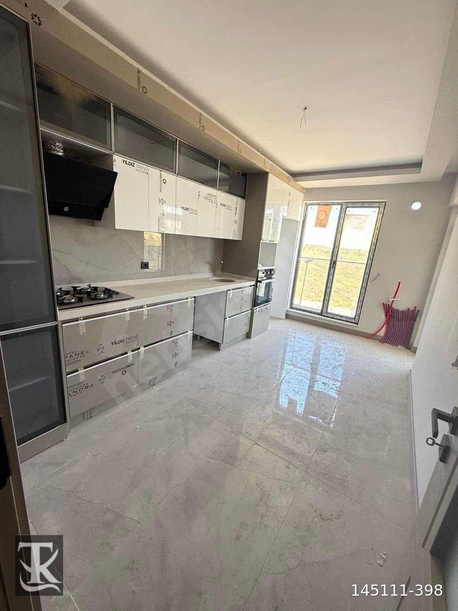 KARAKAYA'DA SIFIR CEPHELERİ AÇIK BULVAR YAKINI 3+1 DAİRE