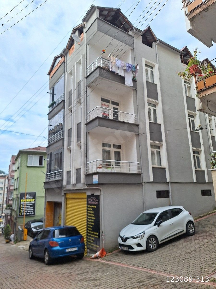 Emek emlaktan Osmaniye mah Kiralık doğalgazlı ikinci kat daire cadde üzerinde içi temiz