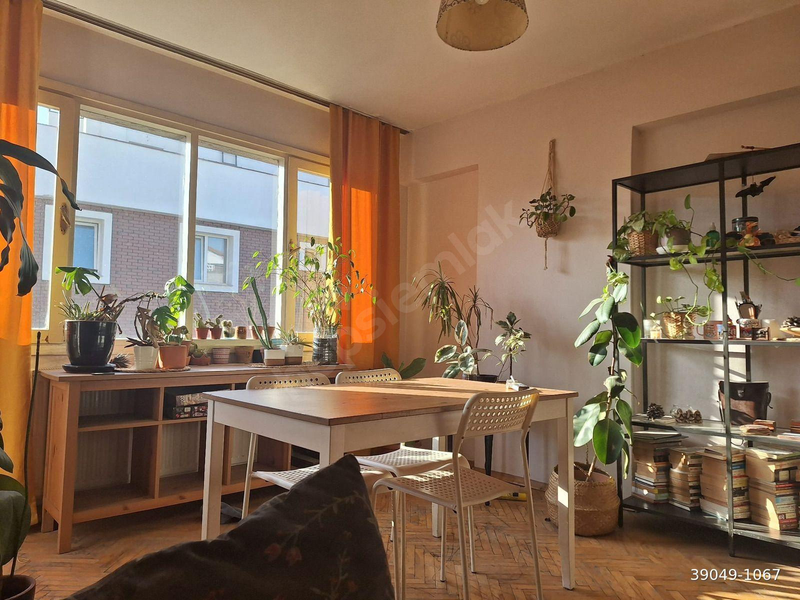 BORNOVA KAZIM DİRİK MAHALLESİ KÜÇÜKPARKTA 2+1 BAKIMLI TEMİZ SATILIK DAİRE