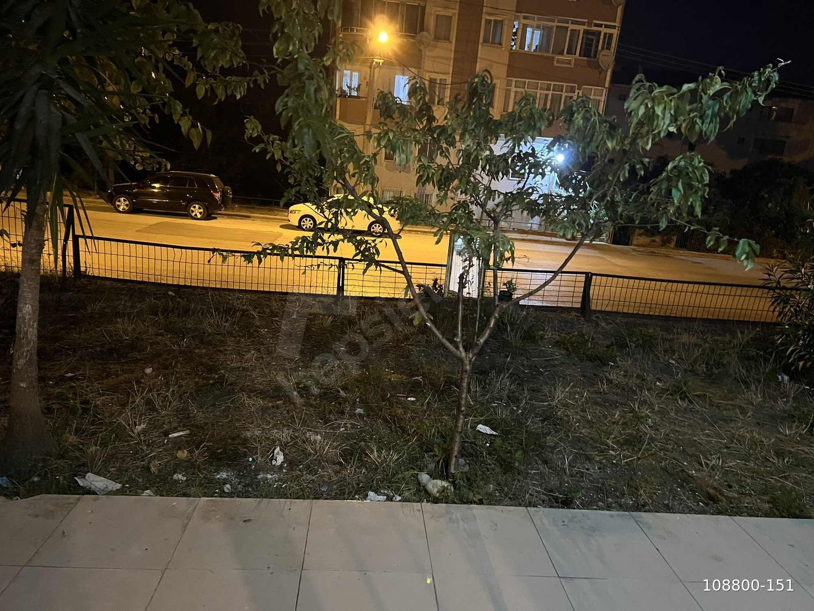 Aciliyetten Bahçeli cadde üstü kendine ait bahçeli