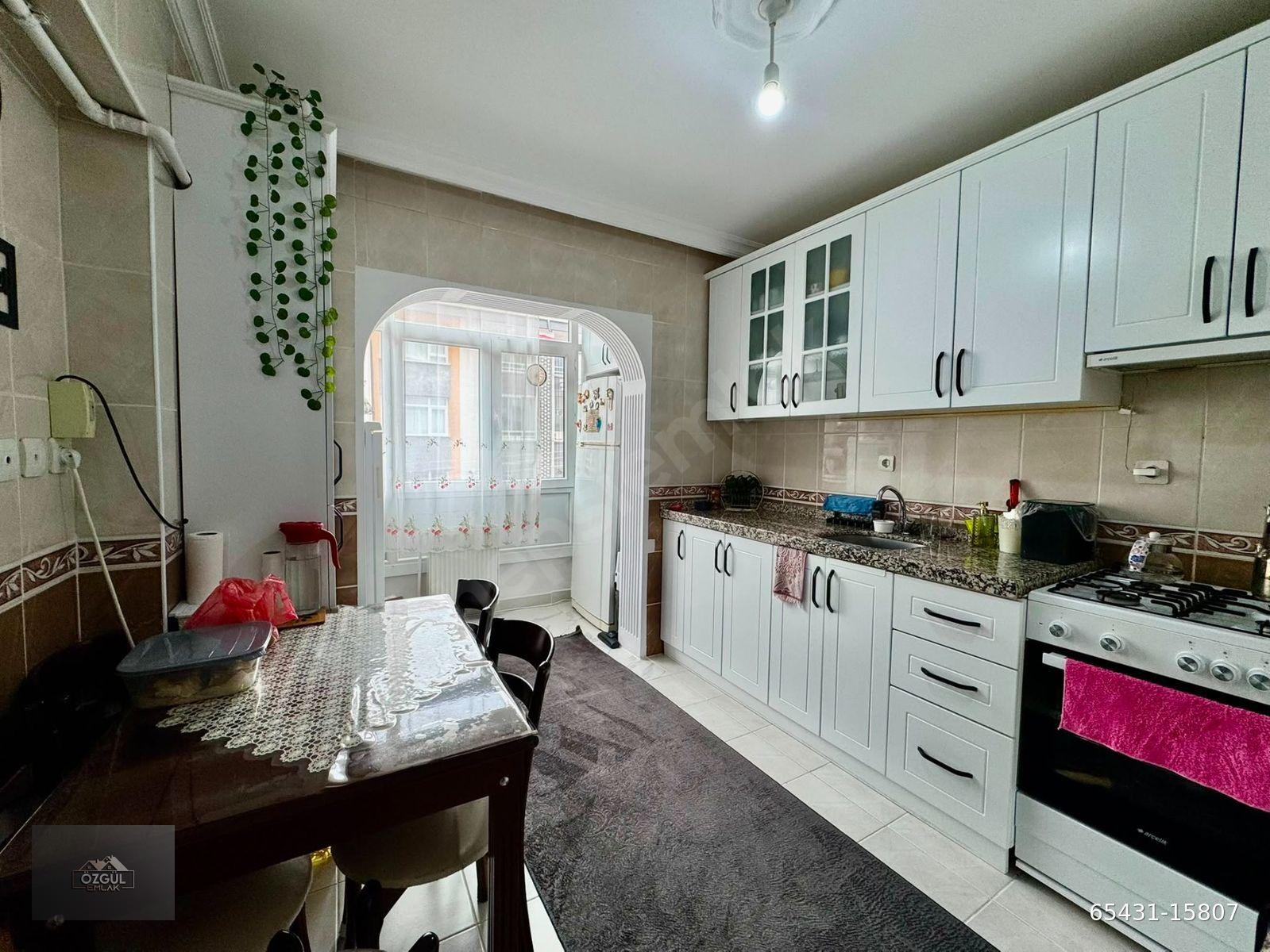 ÖZGÜL EMLAK'tan MERKEZİ KONUMDA FULL YAPILI MASRAFSIZ ORTA KAT 3+1 DAİRE