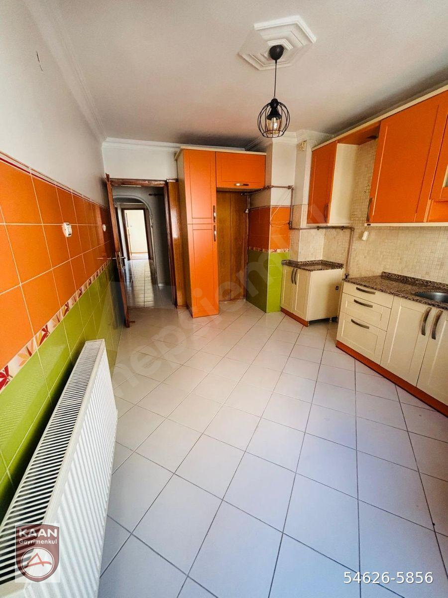 KAAN EMLAKTAN ŞEHİR MERKEZİNDE ARAKAT BAKIMLI 2+1 KİRALIK DAİRE