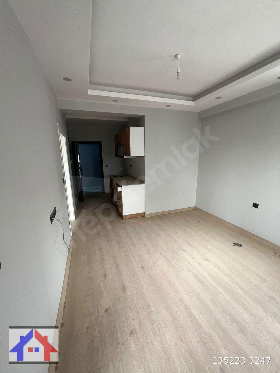 SARIÇAM GÜLTEPE'DE KİRALIK İSKANLI 1+1 GENİŞ OTURUMLU MERKEZİ KONUM!!!