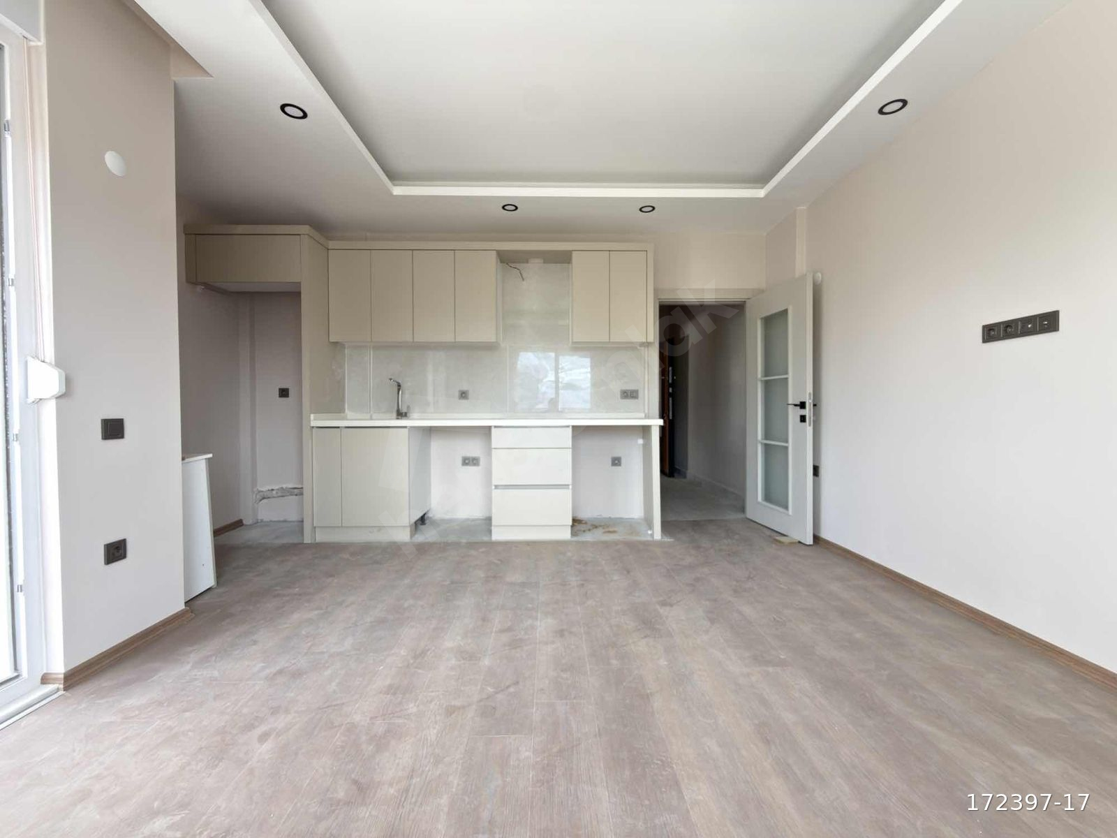 YENİKÖYDE BELEDİYE ARKASI CADDE ÜSTÜ 1+1 ARAKATTA SIFIR DAİRE