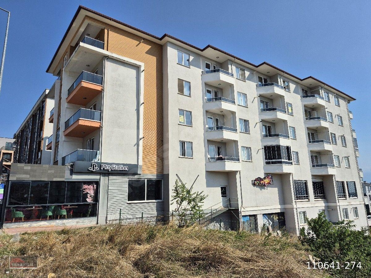 Konuralp'de Cadde Cepheli Satılık Daire