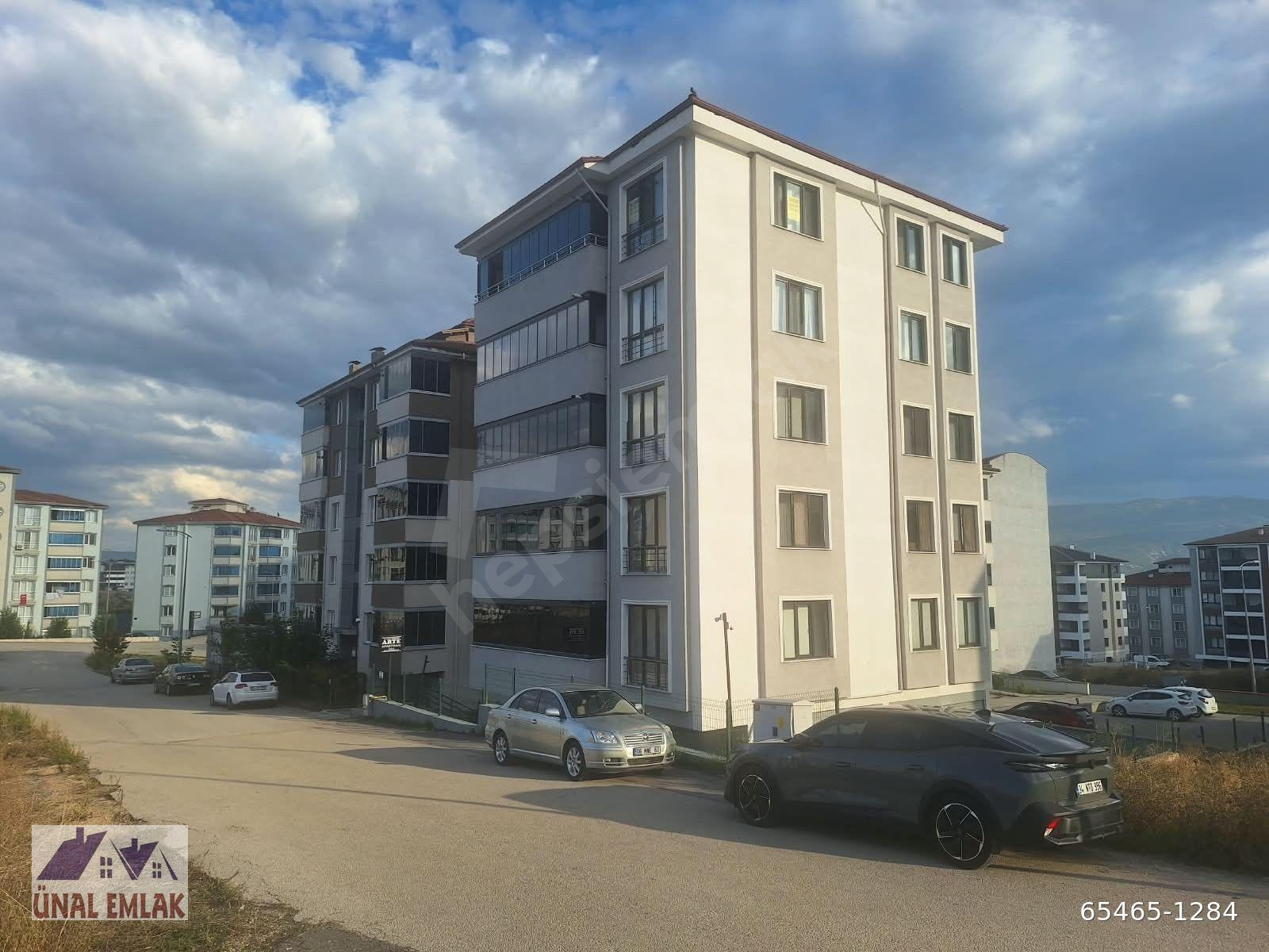 ÜNAL EMLAKTAN 5000 EVLER 75.YIL MAHALLESİNDE SATILIK 4+1 DAİRE