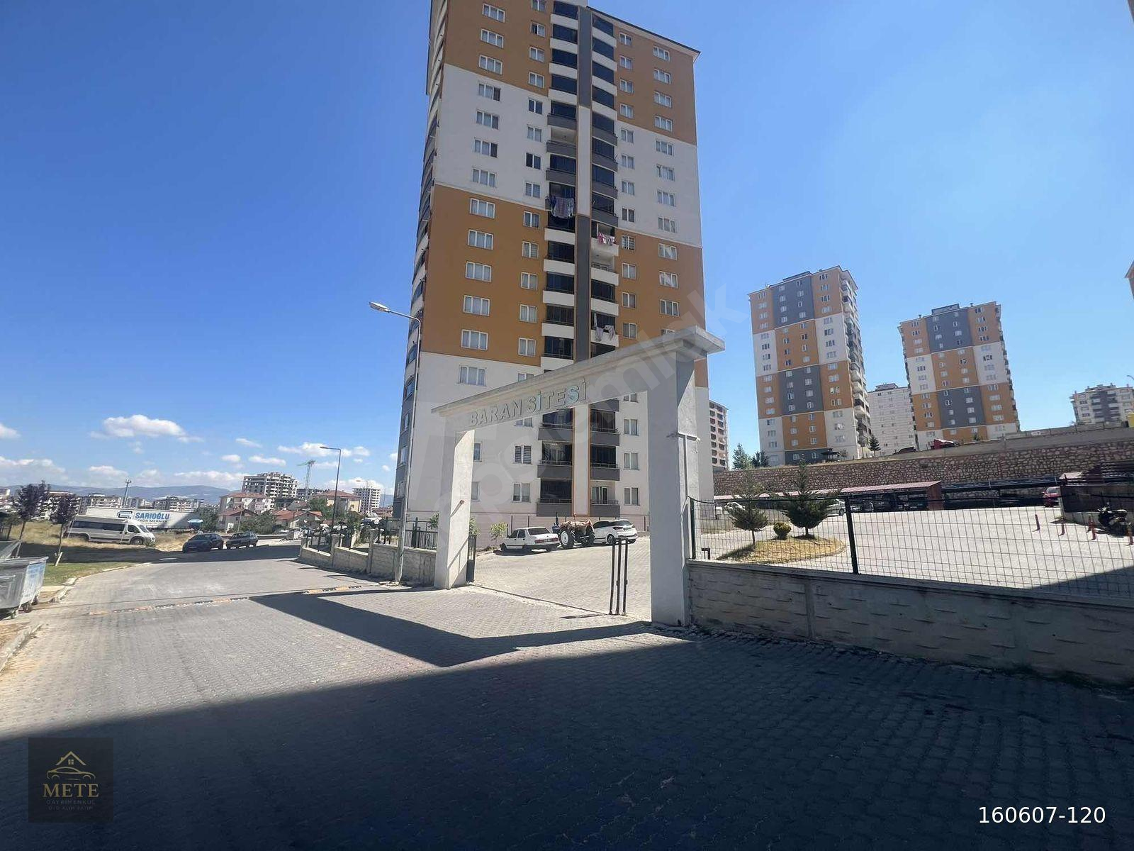 TOSYA YOLU BARAN SİTESİ'NDE ARAKAT MASRAFSIZ SATILIK 3+1 DAİRE