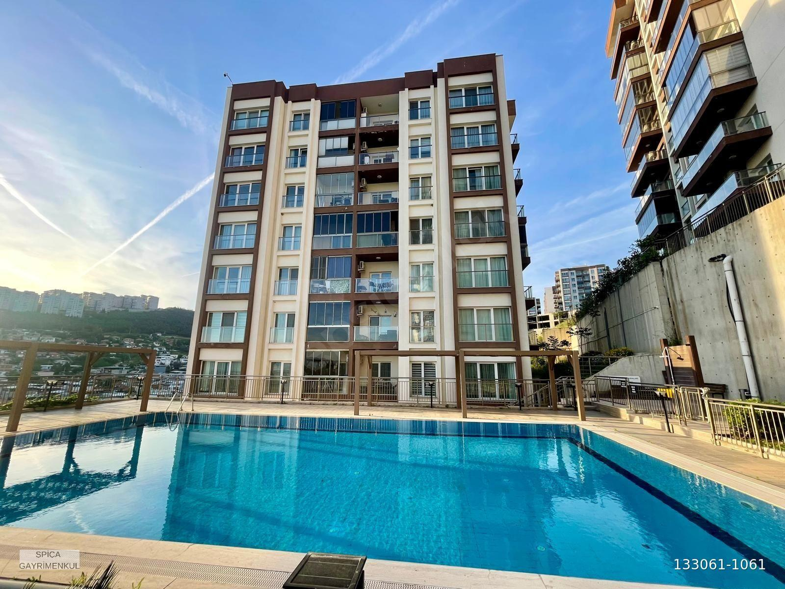 Bayraklı Havuzlu Sitede Deniz Manzaralı 3+1 Satılık Daire