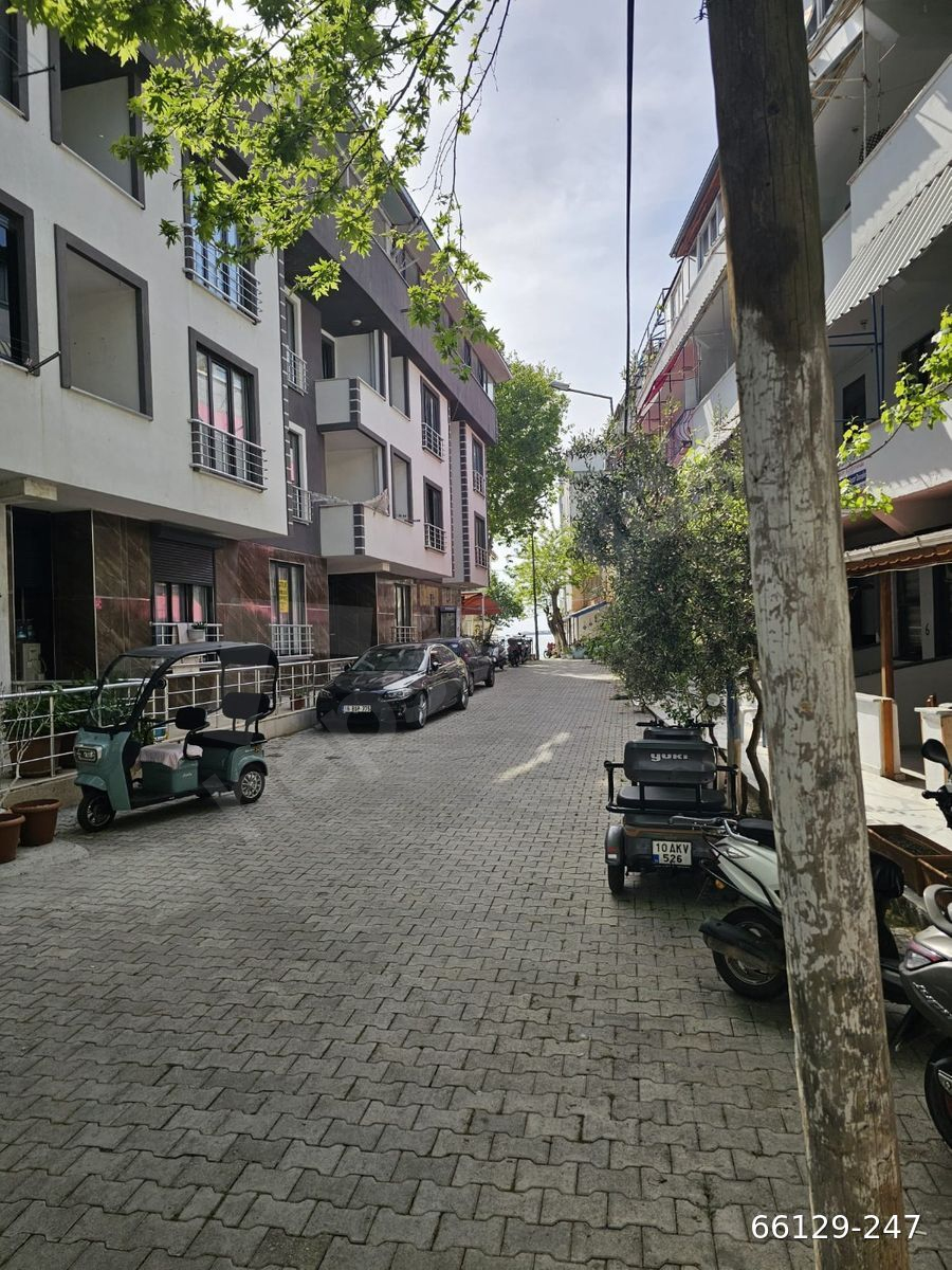 AVŞA ADASI MERKEZDE DİNÇ HARİTA EMLAKTAN SATILIK 2+1 DAİRE