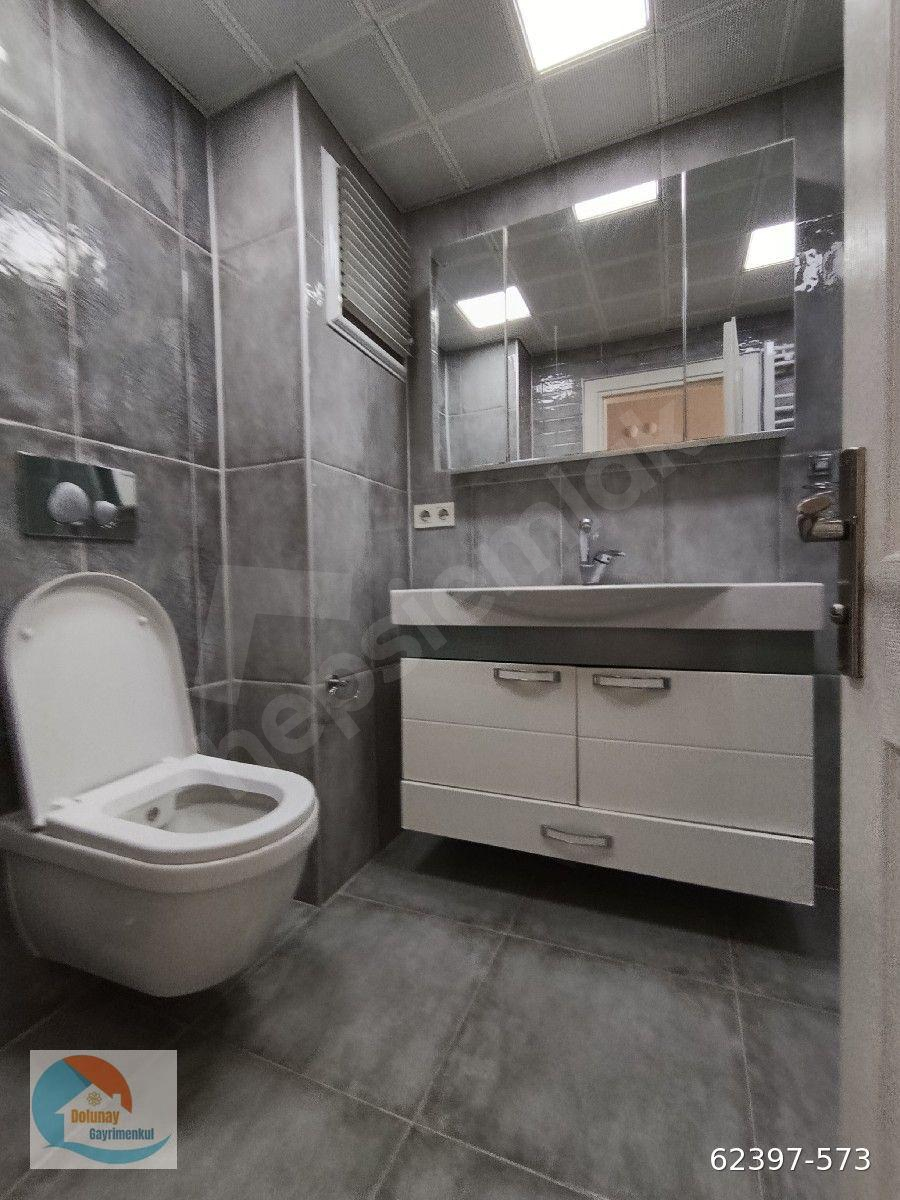 Bayraklı Adalet Mahallesi'nde Caddeye yakın Ara katta 3+1 Ferah Doğalgazlı Kiralık Daire