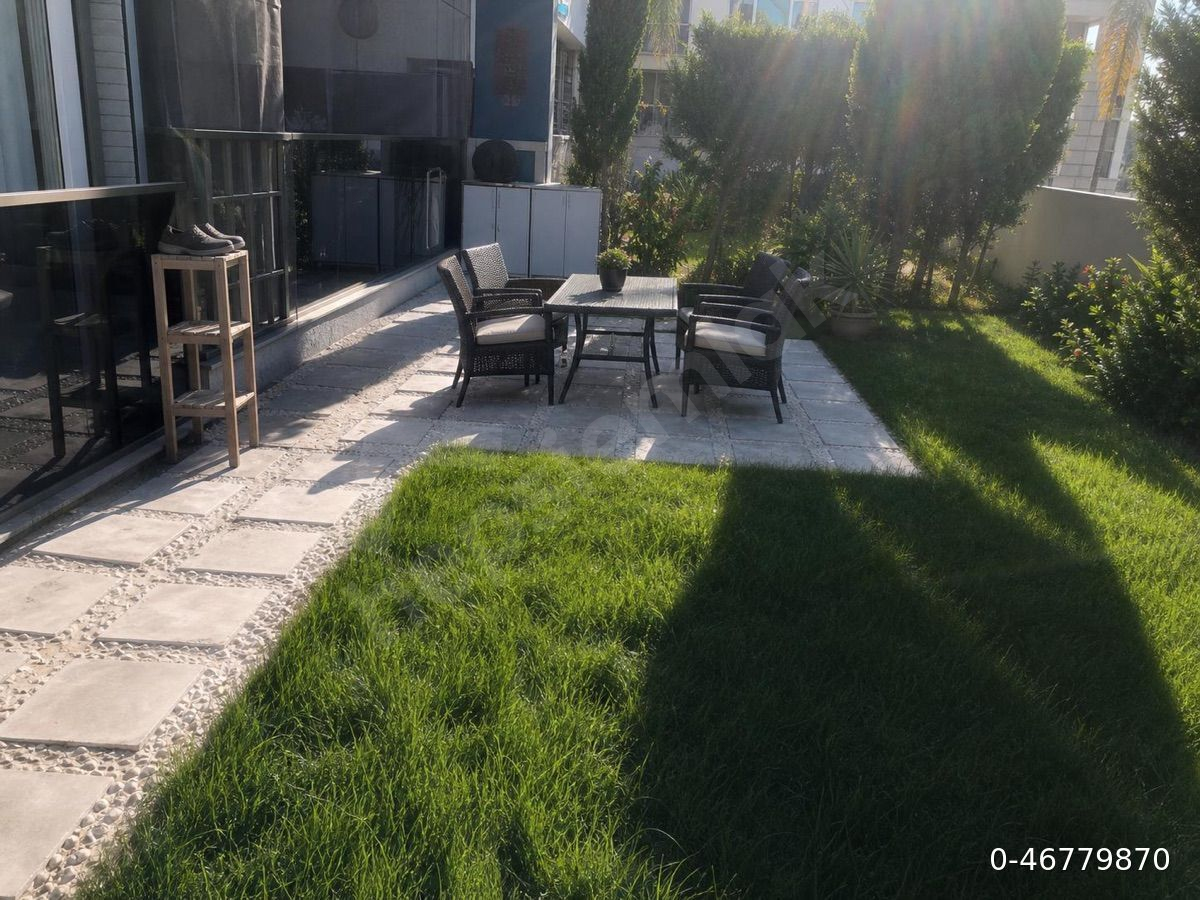 Müstakil bahçeli büyük balkonlu ve büyük havuzlu lüks nezih sitede satılık daire