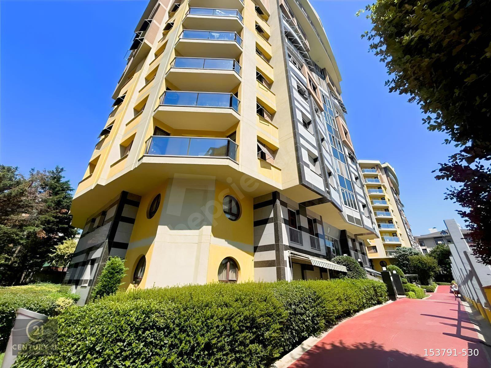 ATAŞEHİR FLORA EVLERİ HAVUZ CEPHELİ SATILIK 2+1 DAİRE