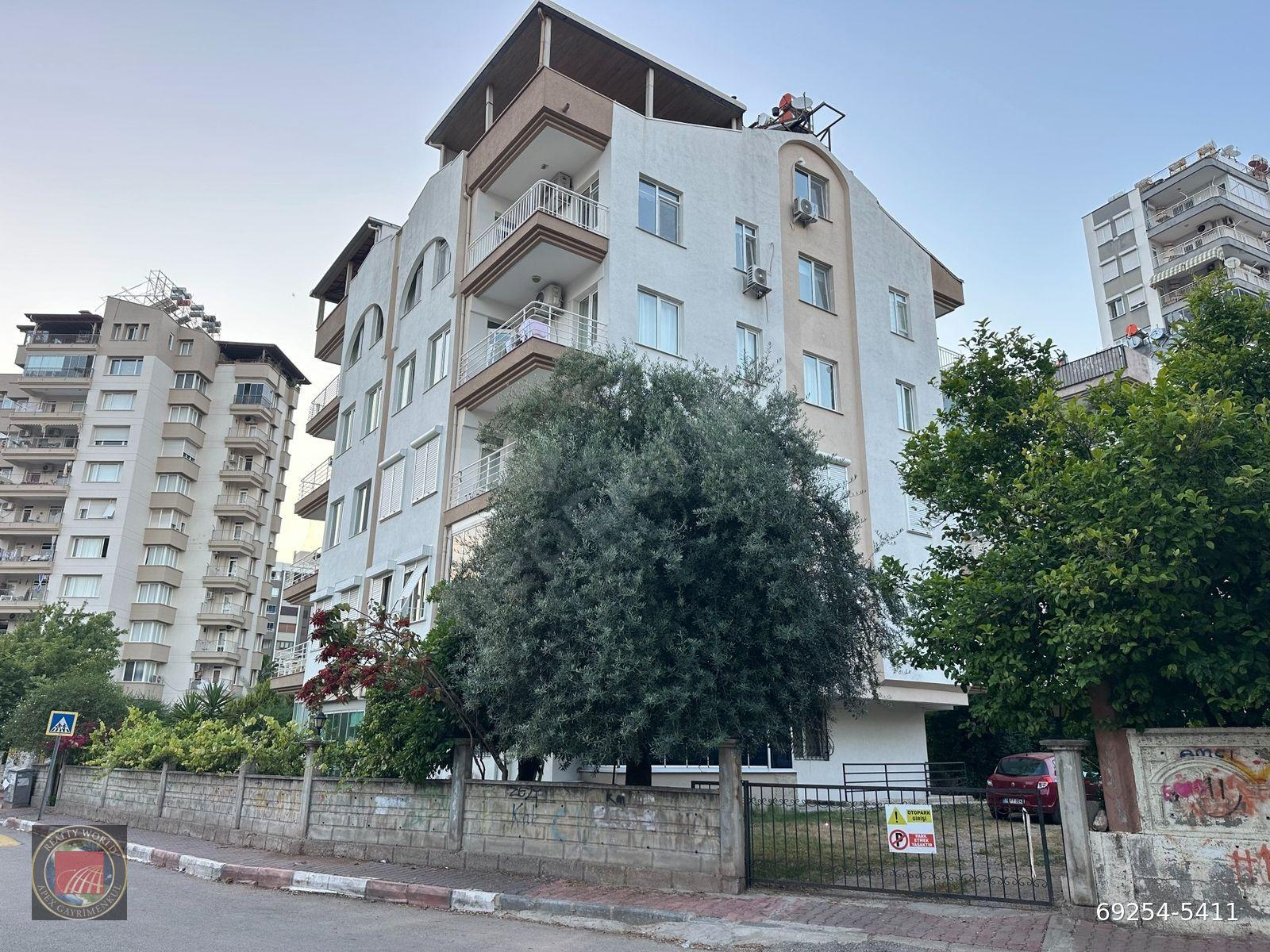 MEYDANKAVAĞI'NDA GENİŞ 1+1 SATILIK CAM BALKONLU DAİRE