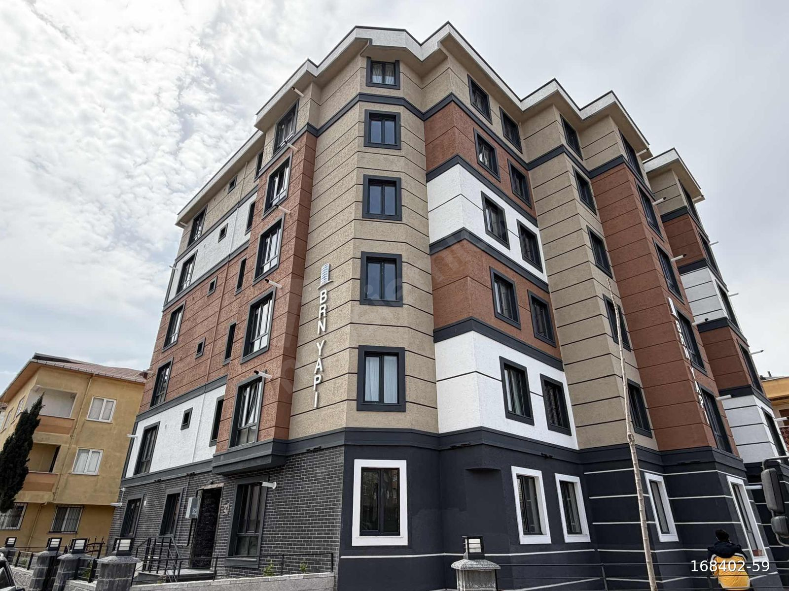 SIFIR - OTOPARKLI - LÜKS EŞYALI 1+1 ARAKAT MERKEZİ KONUMDA