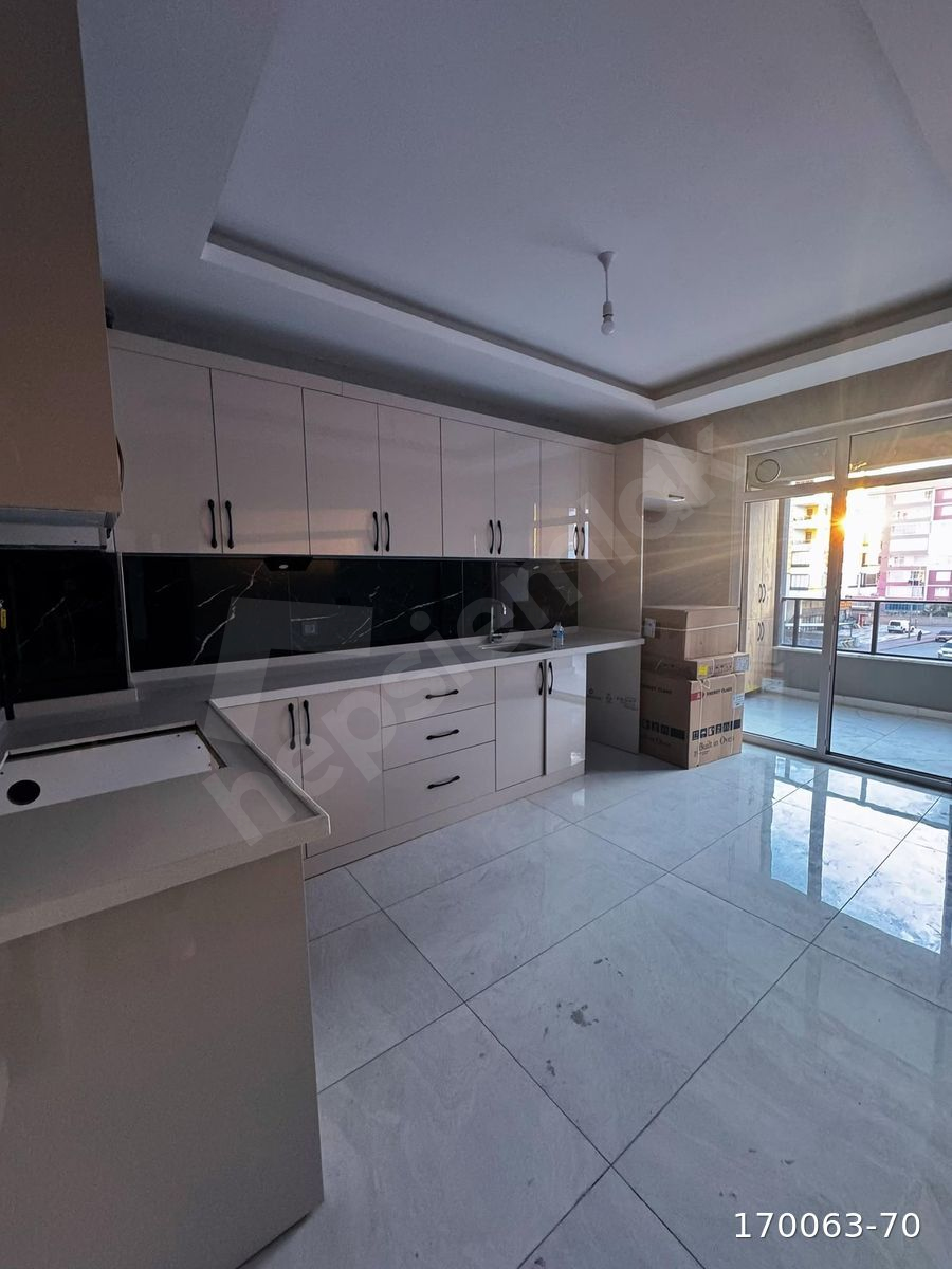 SEDİRLER CADDESİ ÜZERİNDE SATILIK 3+1 ARAKAT GENİŞ DAİRE