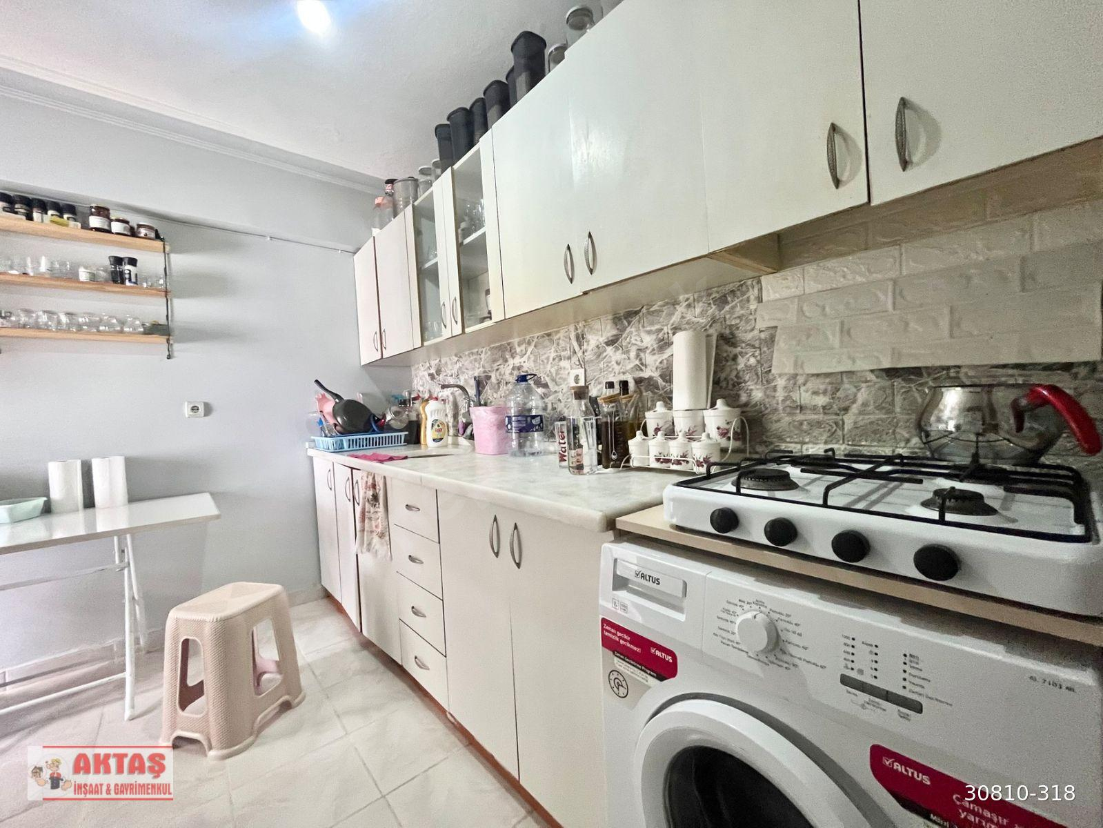 HOCALI CADDE YAKINI İSKANLI ISI YALITIMLI FULL YAPILI BALKONLU KÖK TAPU KATTA 2+1