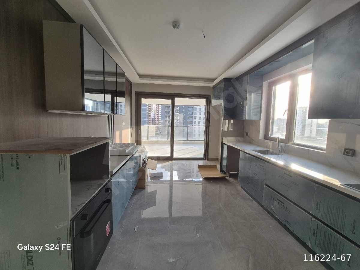 BATI VERADAN İSTANBUL YOLU YAKINI SIFIR LÜX KİRALIK 4+1DAİRE