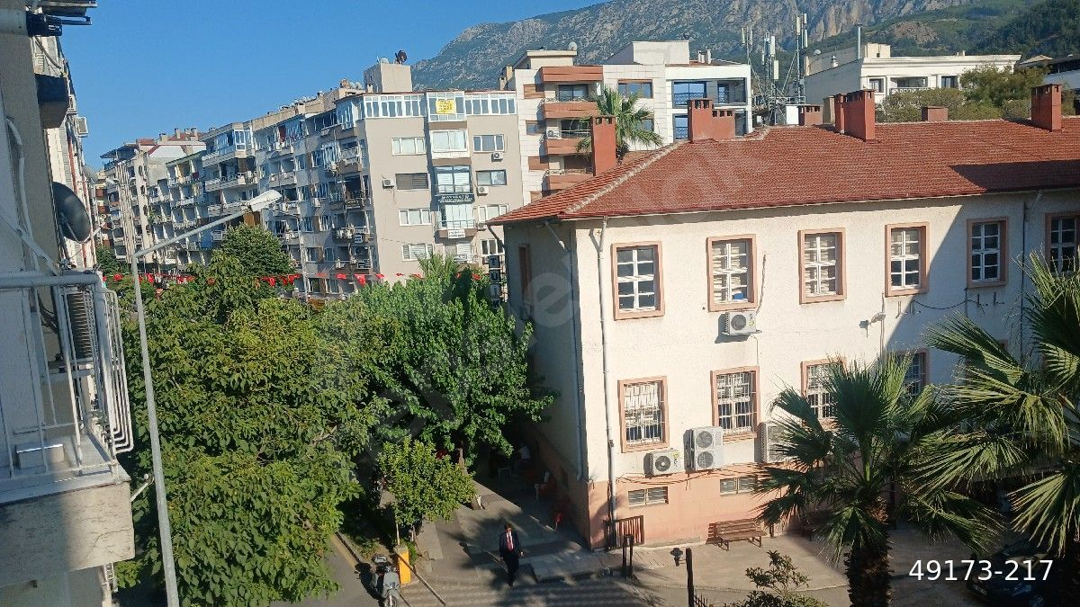 Manisa peker mah.8 havuza yakın kombili arakat 3.kat daire.