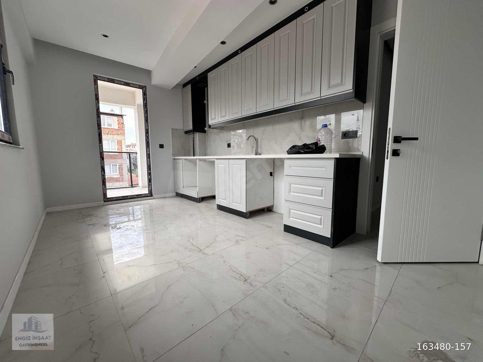 HÜDAYI ORAL'DA CADDE ÜZERI ASANSÖRLÜ 3 + 1 DUBLEKS DAIRE