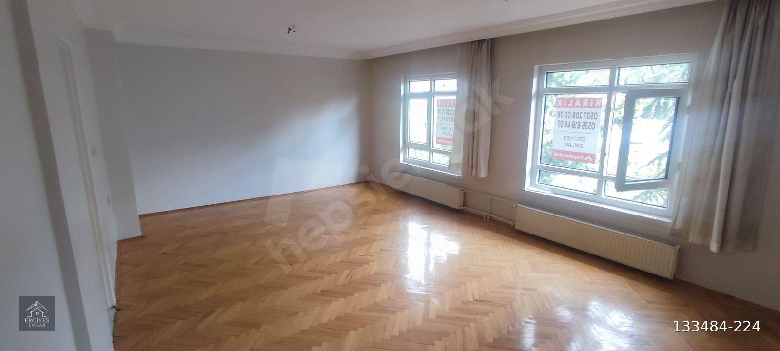 YENİMAHALLE DAMLADOL SOKAKTA ERCİYES EMLAKTAN KİRALIK 3 CEPHELİ 3.KAT YAPILI BAĞIMSIZ SALONLU DAİRE