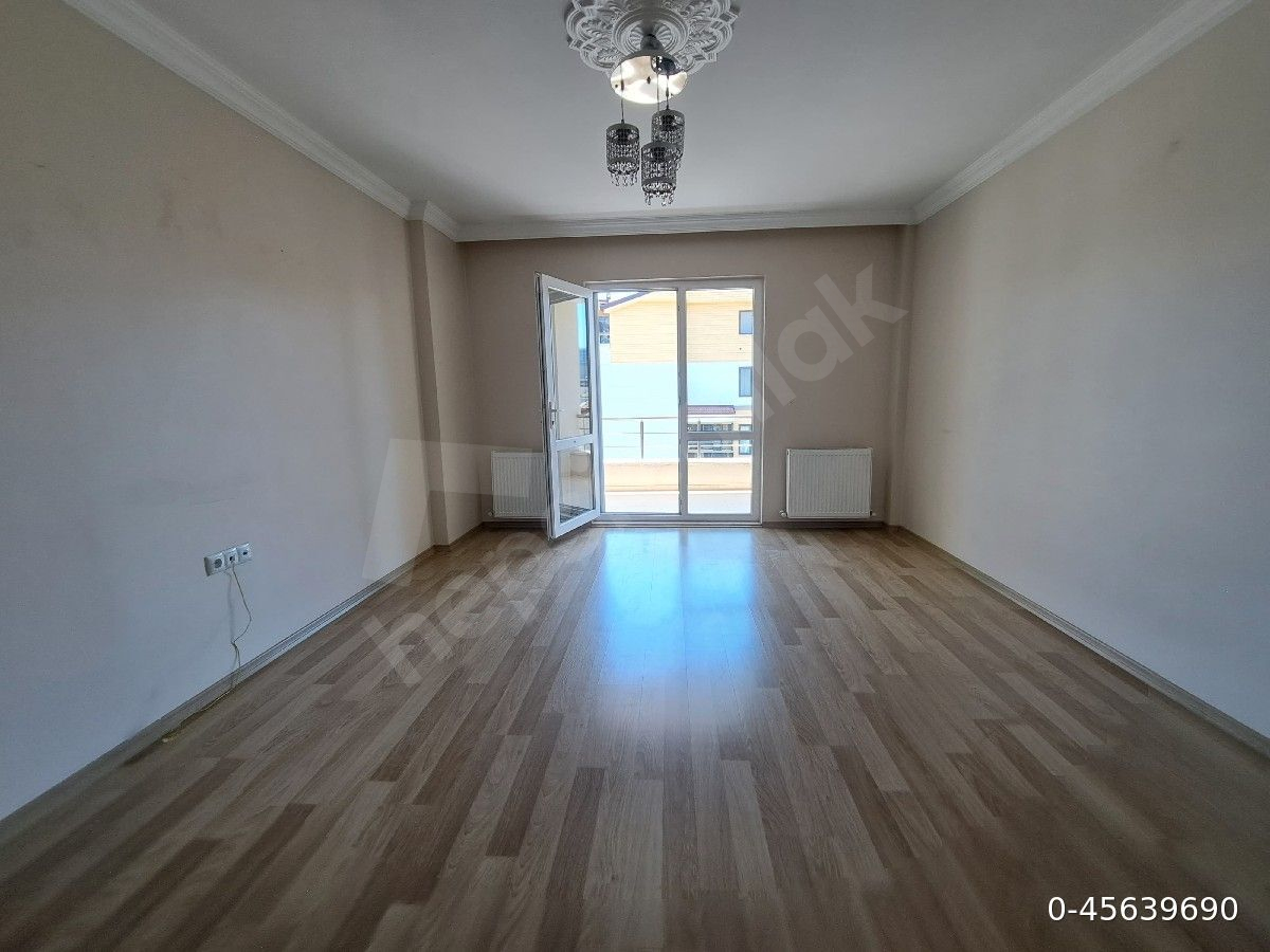 İZMİT GÜNDOĞDU BOĞAZOVA CAD. SİTE İÇİ 2+1 ARAKAT DAİRE