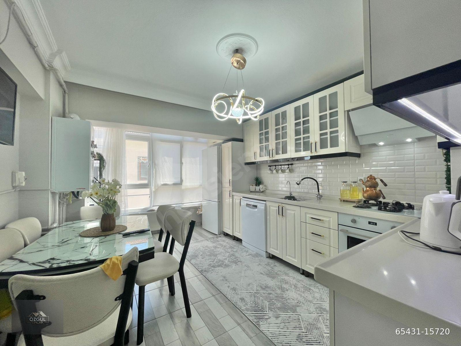 ÖZGÜL EMLAK'tan MERKEZDE FULL YAPILI ŞIK TASARIMLI ÇİFT BANYOLU ARA KAT 3+1 MASRAFSIZ DAİRE
