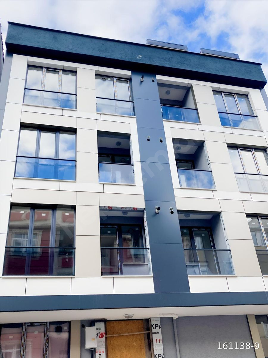 ATAŞEHİR FETİH MAHALLAESİN DE EMAR AVM YAKIN KONUMDA 1+1