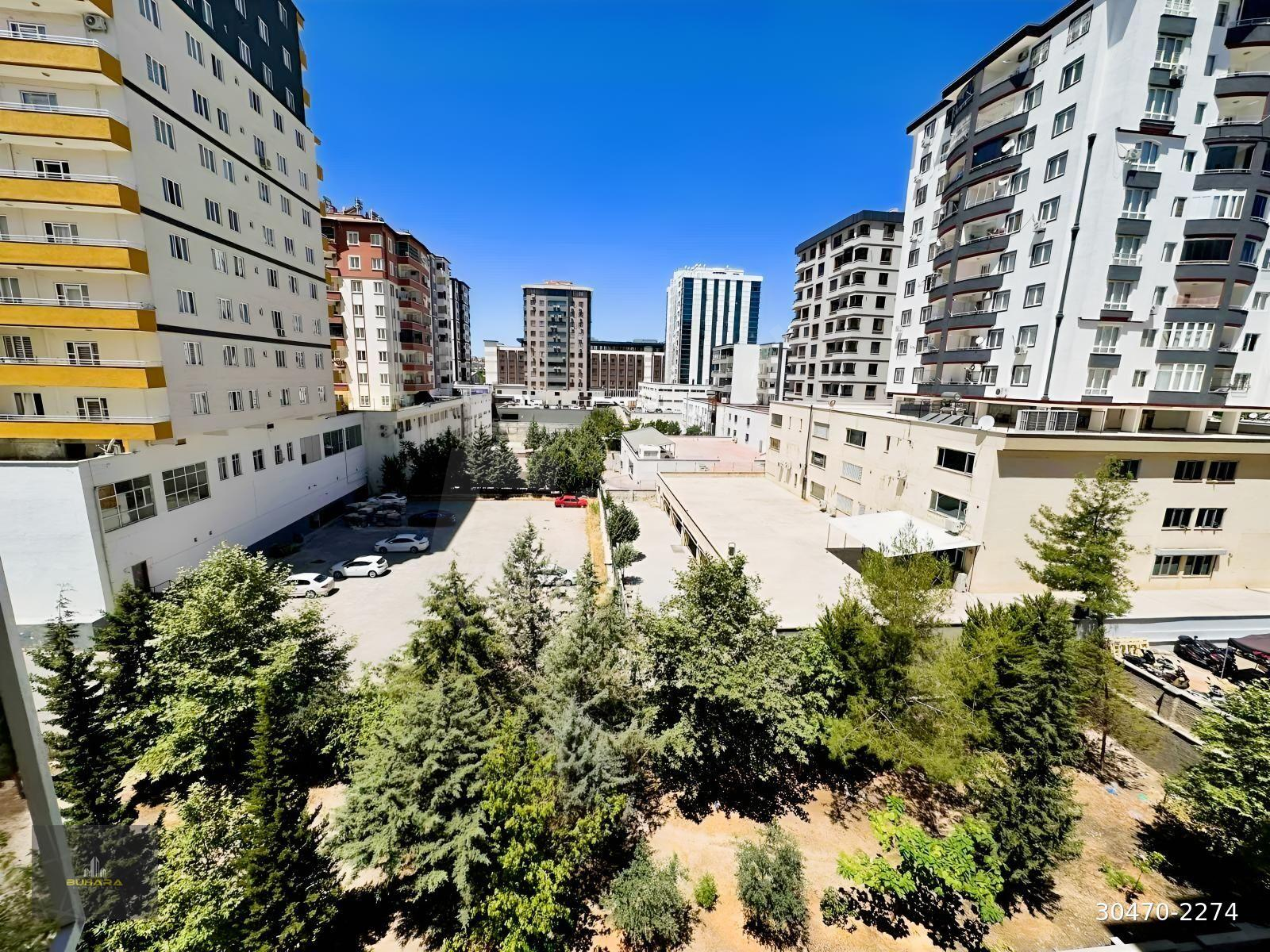 BUHARADAN MÜCAHİTLERDE ARAKAT 3+1 190 M2 BAKIMLI SATILIK DAİRE