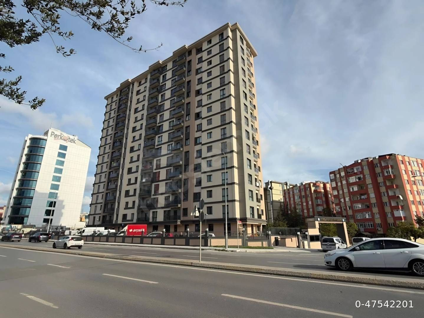 Bağcılar Mahmutbey'de Ön Cephe Ara Kat Kiralık 2+1 Daire