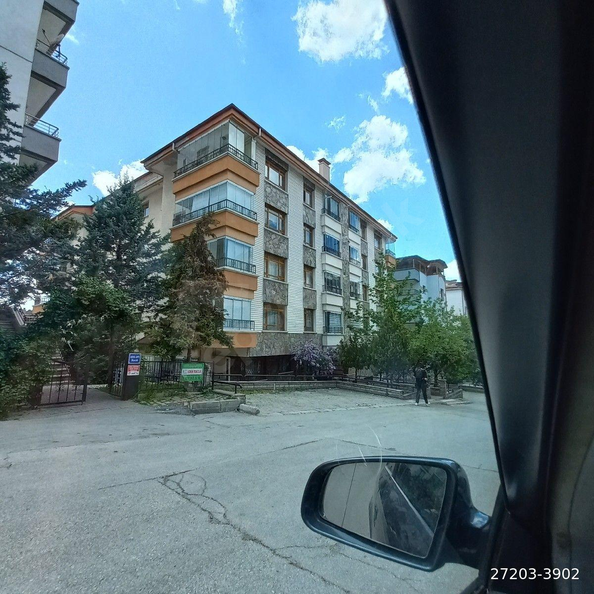DIKMEN AKPINAR Mh. 863. sokakta 3+1kombili, k.garajli, çift banyolu, asansorlu, bakimli "BOŞ" daire.
