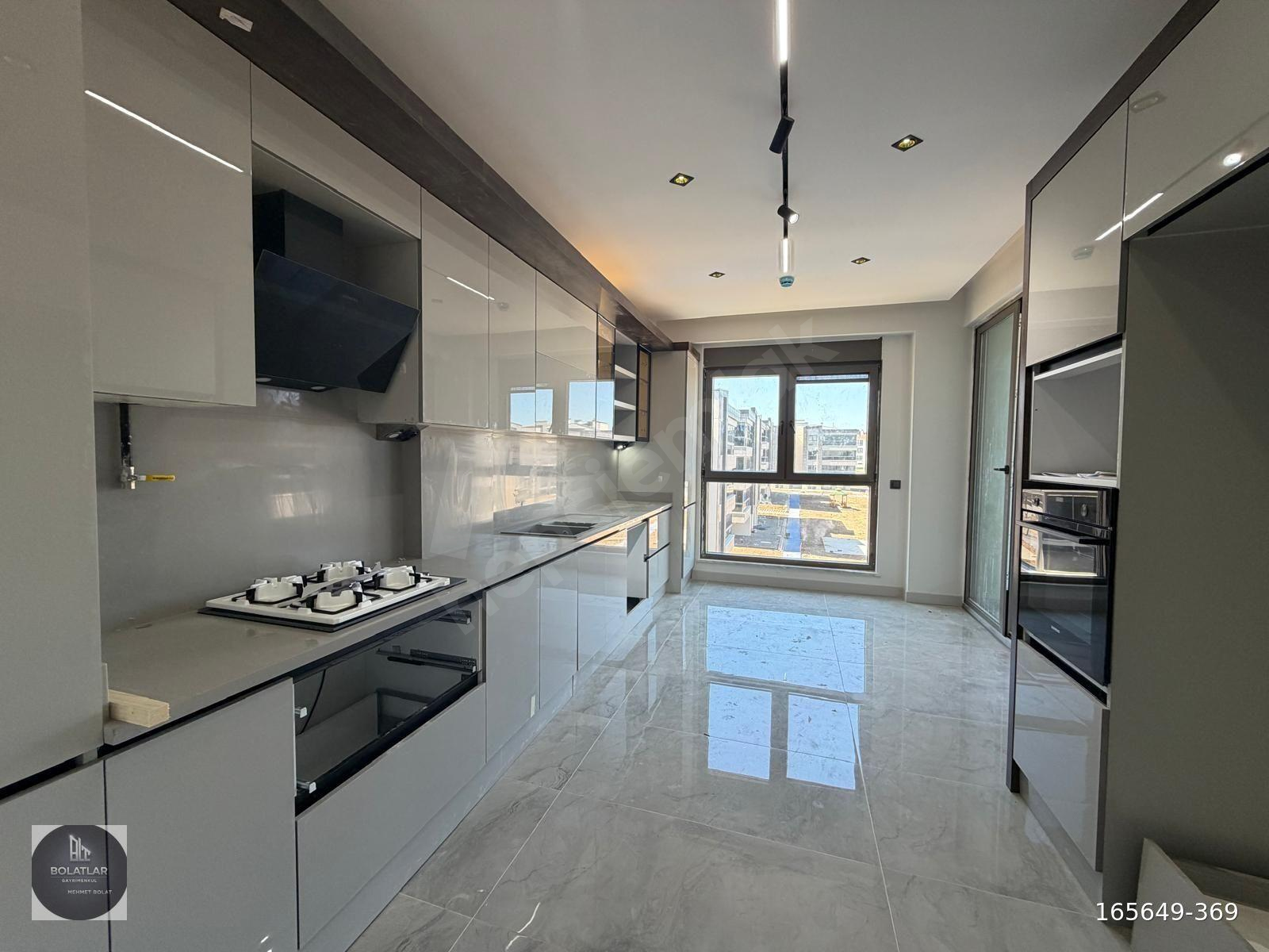 YAŞAMKENTTE SİTE İÇERİSİ ÖZEL GARAJ GENİŞ BALKON SIFIR 3+1 DAİRE