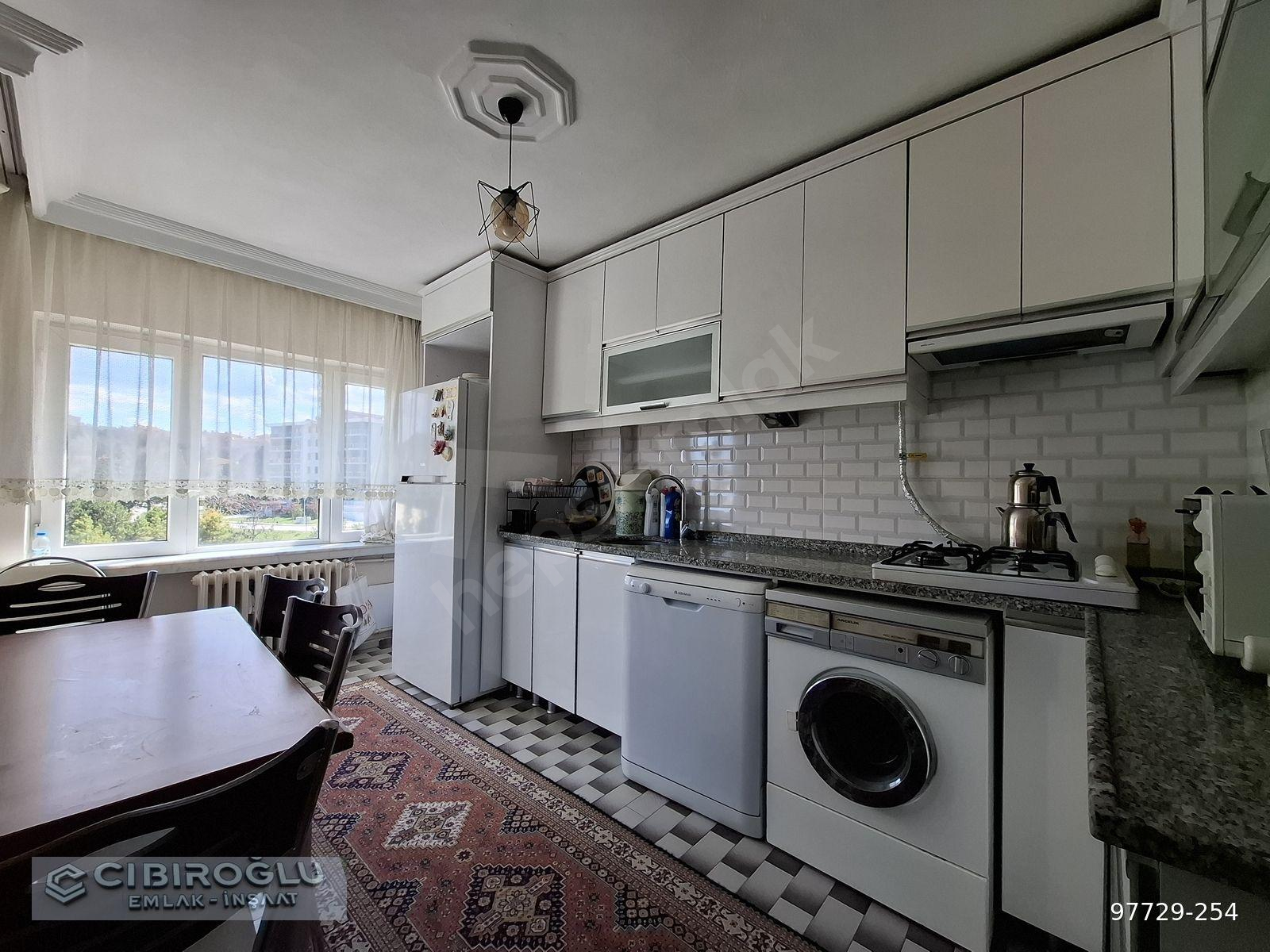 AKARBAŞINDA LOJMANLARA KOMŞU FULL EŞYALI CADDE ÜSTÜ KİRALIK 3+1