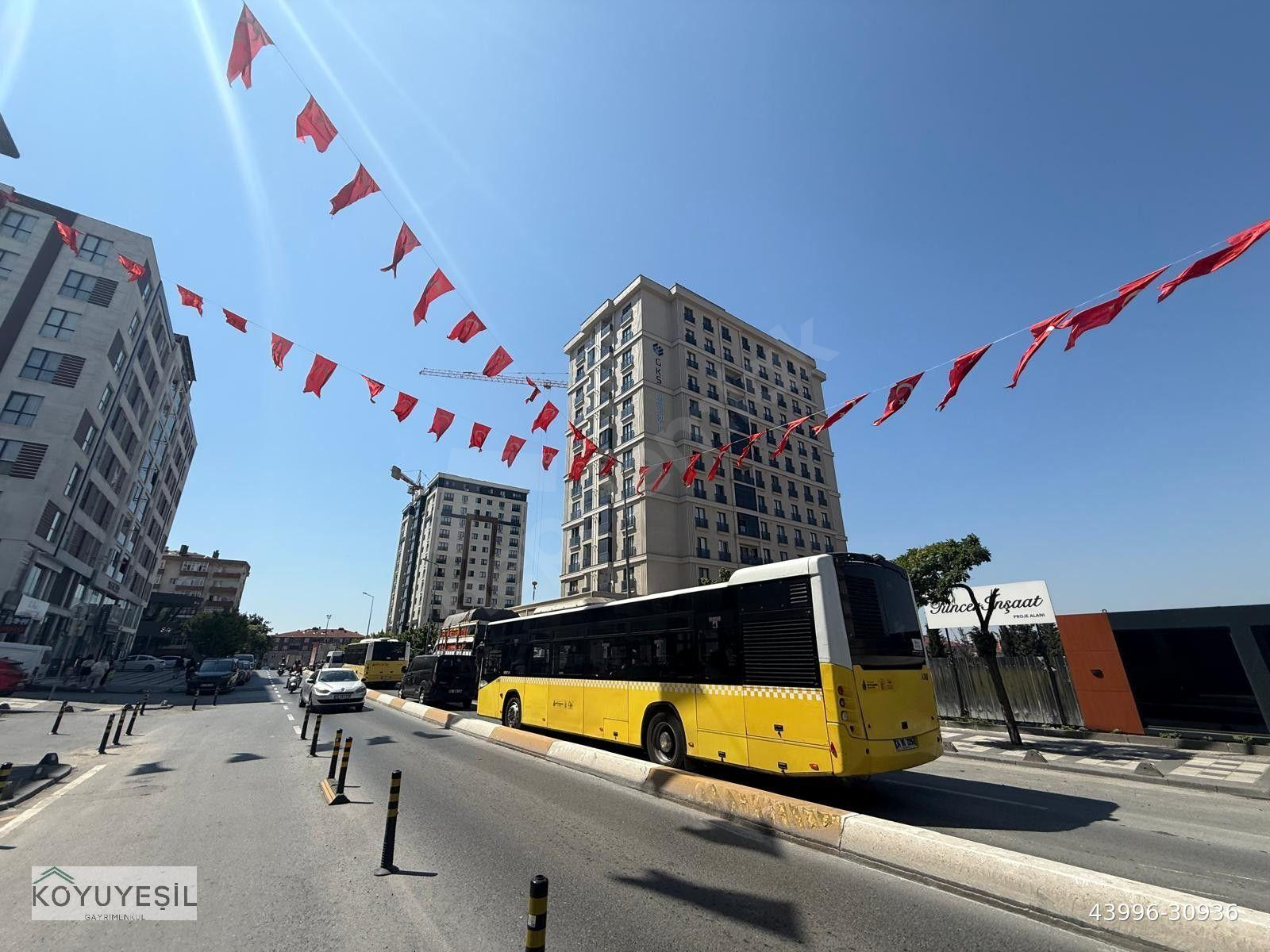 SAHİBİNDN CADDE UZERİ METRO 3 DK ACİL COK UYGUN 3+1 SİTEDE