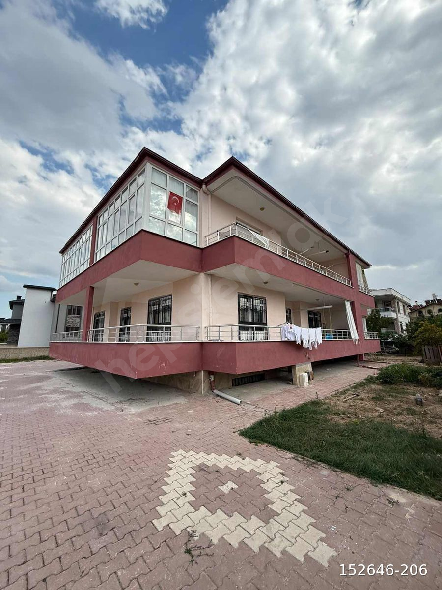 HADİMİ PARKI YAKINI 2+1 KULLANIŞLI GENİŞ DAİRE