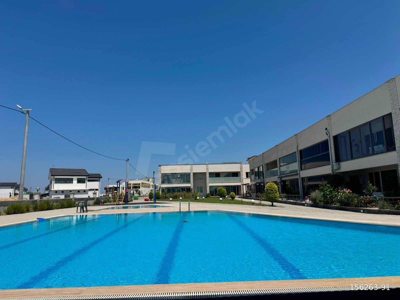 ÇANAKKALE UMURBEYDE BOĞAZ MANZARALI HAVUZLU SATILIK 2+1