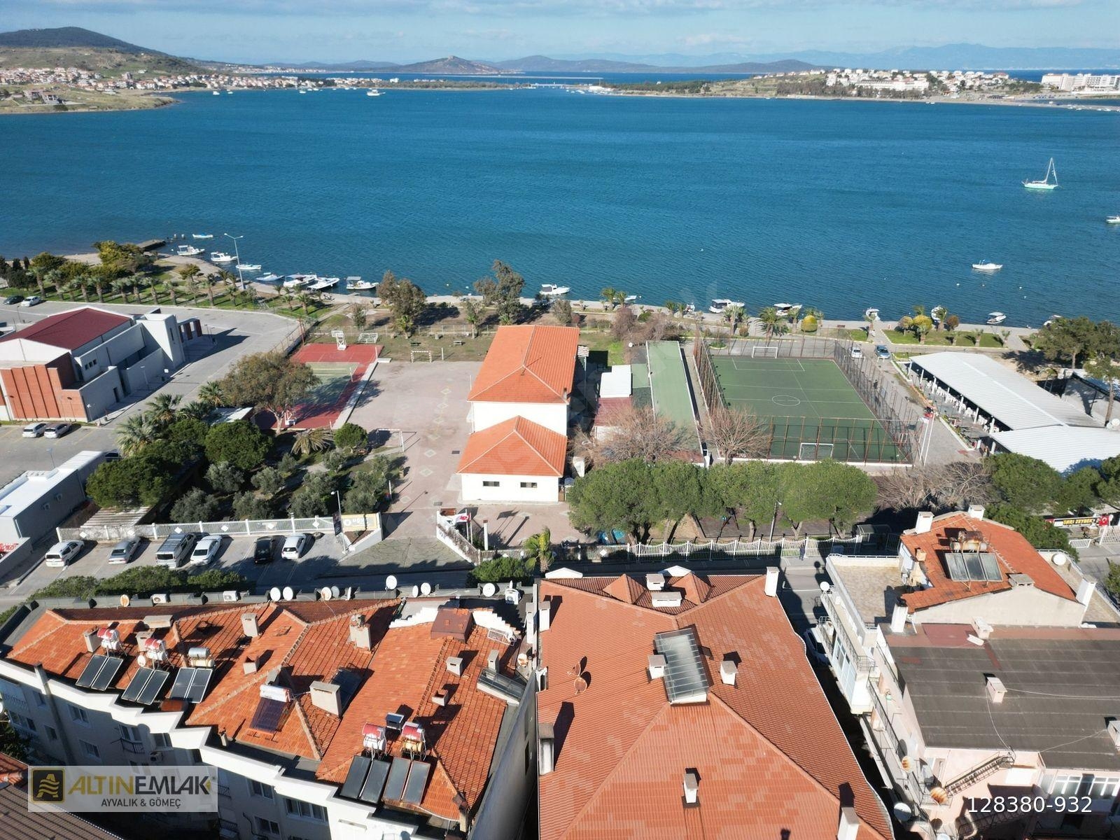 ALTIN EMLAKTAN AYVALIK ARMUTÇUK SAHİLİNDE SATILIK 2+1 DAİRE