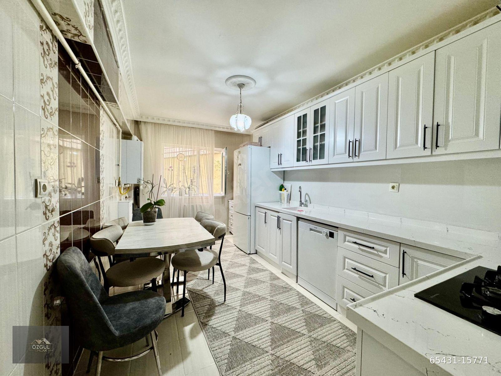 ÖZGÜL EMLAK'tan MERKEZİ KONUMDA FULL YAPILI KİLERLİ K.OTOPARKLI GÜNEY CEPHE MASRAFSIZ 3+1 DAİRE